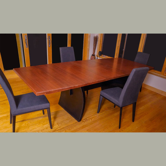 Expandable dining room table
